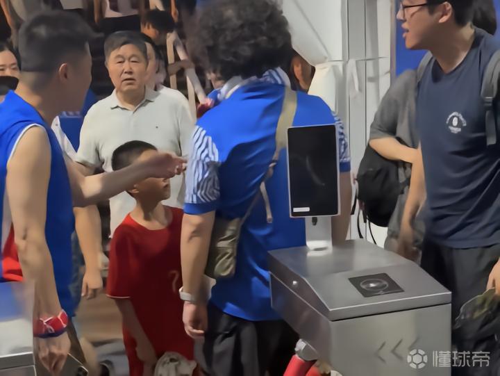 看台文化的反思:激情与冲突的边界